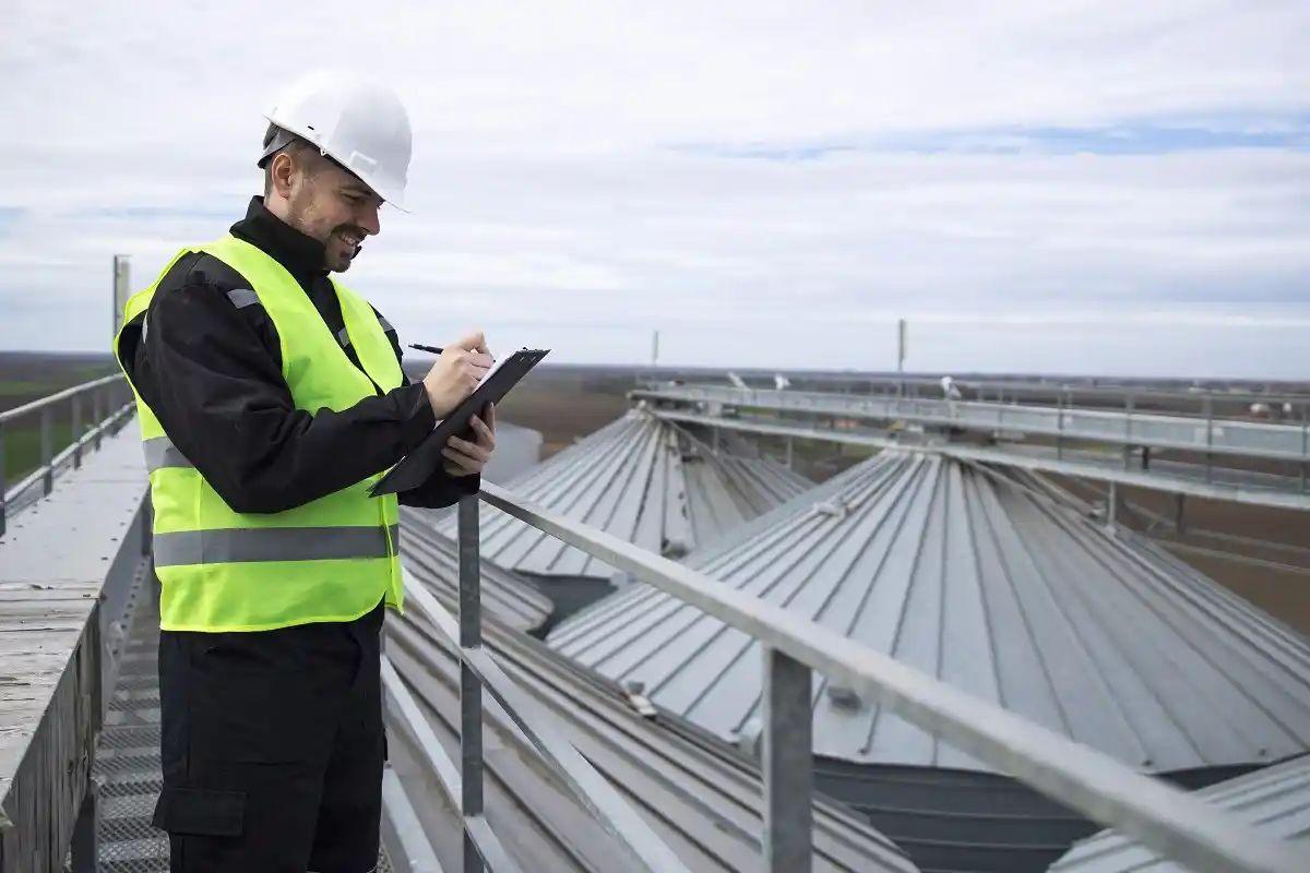Commercial Flat Roof Repair in Northeast Ohio: Common Problems & Solutions